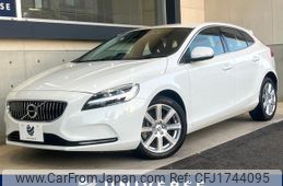 volvo v40 2018 CFJ1744095