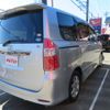 toyota noah 2010 GOO_JP_700055065930201110001 image 5