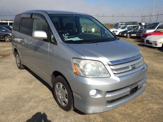 2005 Toyota Noah CBA-AZR60G 2WD - Car Price $700