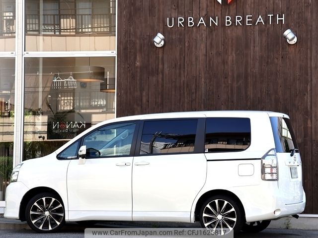toyota voxy 2013 CFJ1625817 image 2