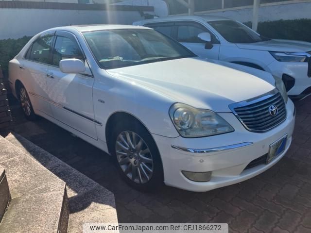 toyota crown-majesta 2004 CFJ1866272 image 2