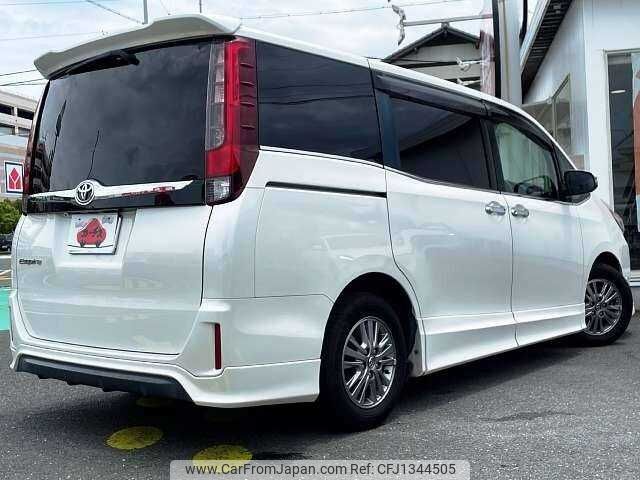 toyota esquire 2015 504928-931120 image 2
