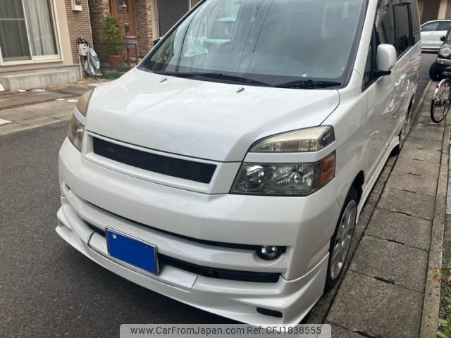 toyota voxy 2004 CFJ1838555 image 1