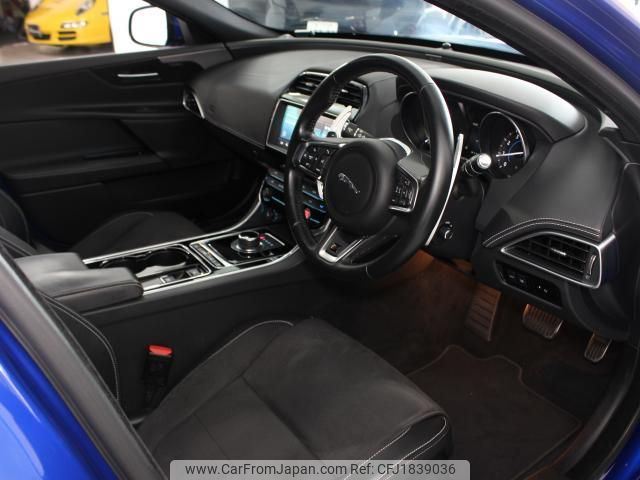 jaguar xe 2018 CFJ1839036 image 2