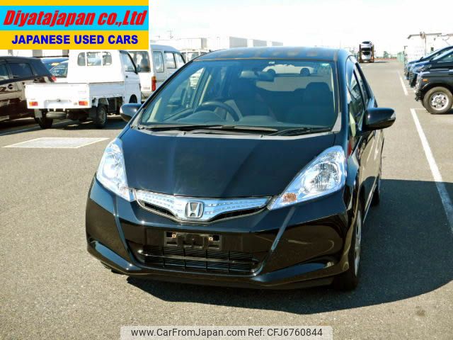 honda-fit-hybrid-2011-1400-car_09557067-ba17-4bd8-896b-f457dbc8967e