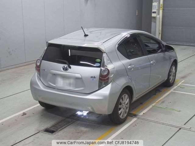 toyota aqua 2013 CFJ8194746 image 2