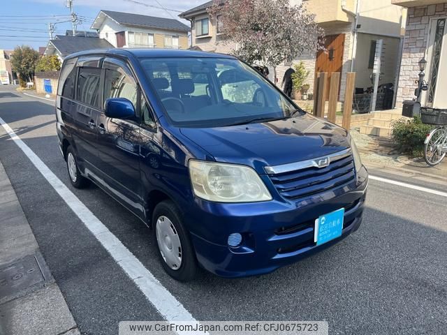 toyota noah 2003 GOO_JP_700050294530250123002 image 1