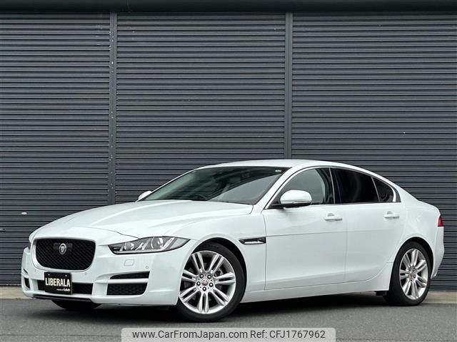 jaguar xe 2017 CFJ1767962 image 1