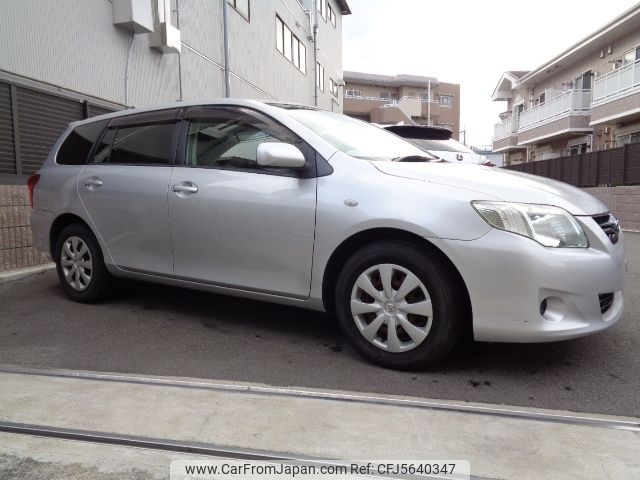 TOYOTA　COROLLA　FIELDER　2台セット 1200px-