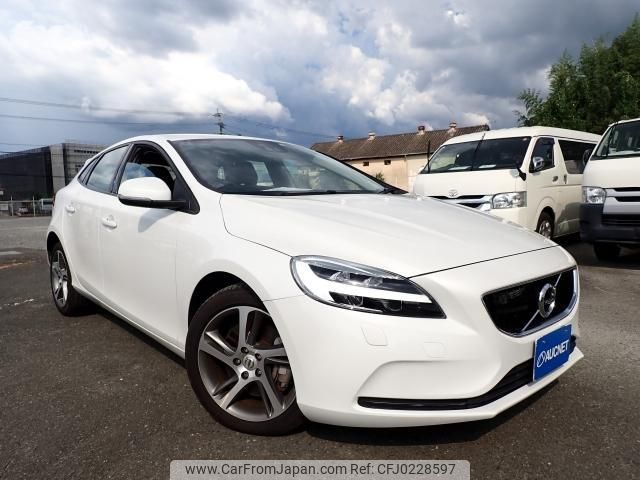 volvo v40 2017 quick_quick_DBA-MB4154T_YV1MV2920J2446994 image 1