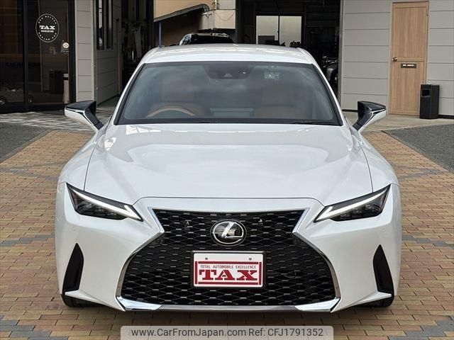 lexus is 2022 CFJ1791352 image 2