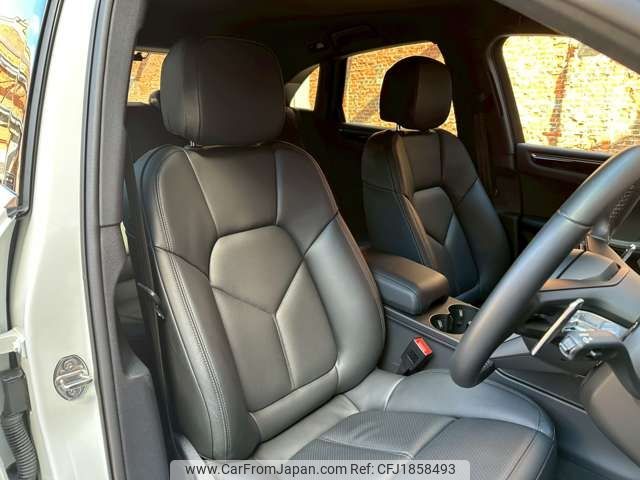 porsche macan 2023 CFJ1858493 image 2