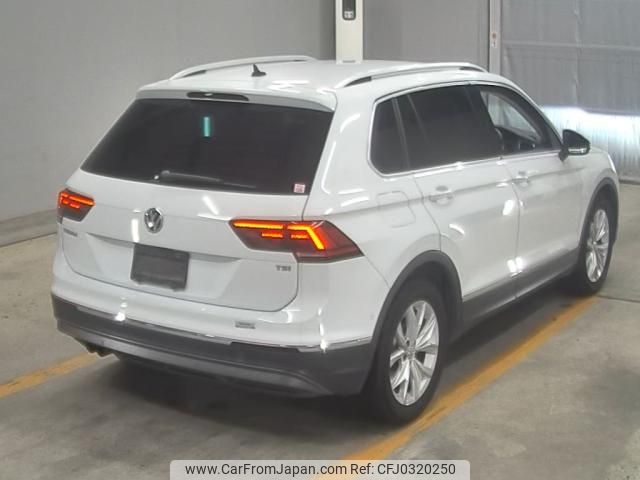 volkswagen tiguan 2017 -VOLKSWAGEN--VW Tiguan WVWZZZ5NZJW825143---VOLKSWAGEN--VW Tiguan WVWZZZ5NZJW825143- image 2