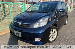toyota isis 2004 CFJ9433241