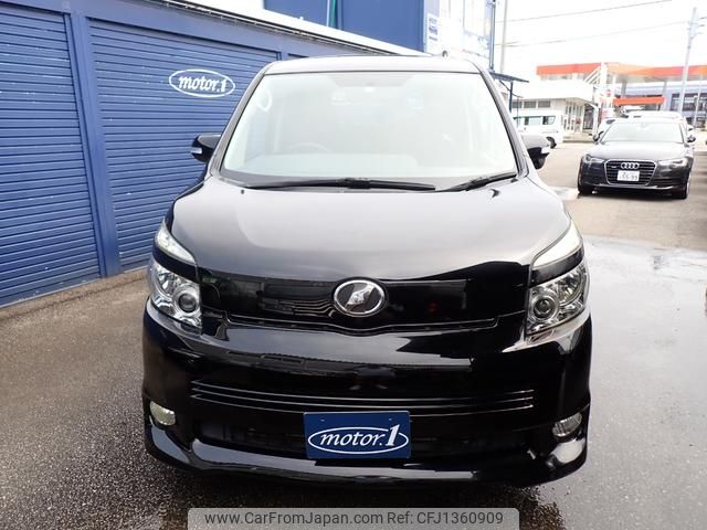 toyota voxy 2010 GOO_JP_700116120430250624002 image 2