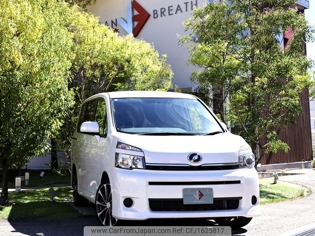 toyota voxy 2013 CFJ1625817 image 1