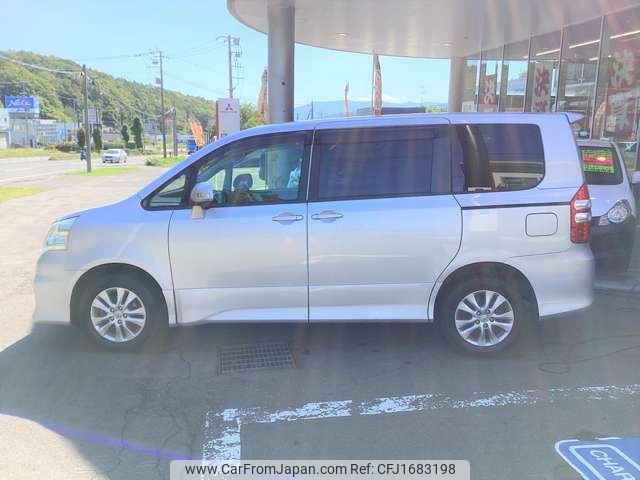 toyota noah 2013 CFJ1683198 image 2