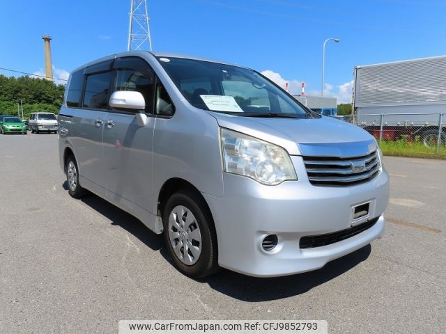 toyota noah 2011 NIKYO_ZW61657 image 1