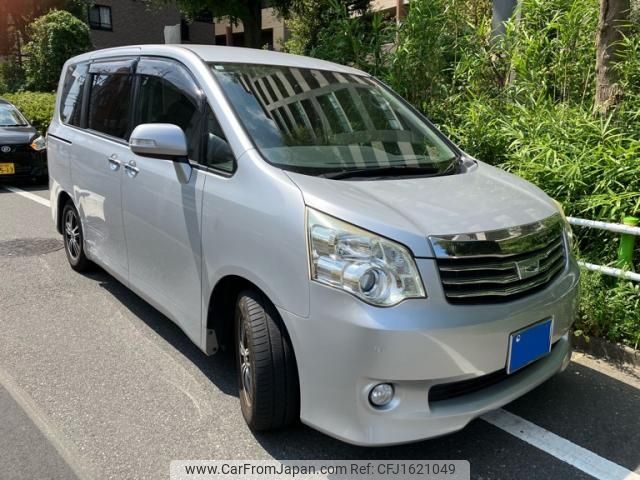 toyota noah 2010 CFJ1621049 image 1