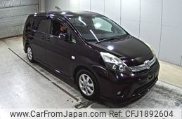 toyota isis 2013 CFJ1892604