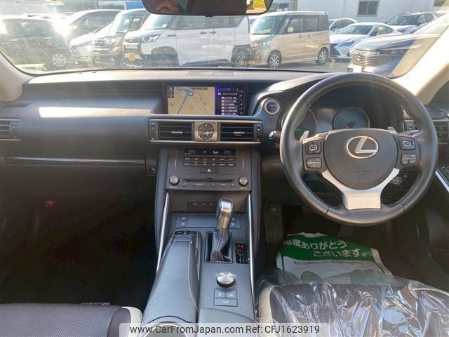 lexus is 2018 CFJ1623919 image 2