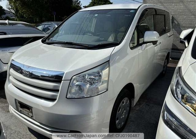 toyota noah 2009 BD2407A48376 image 1