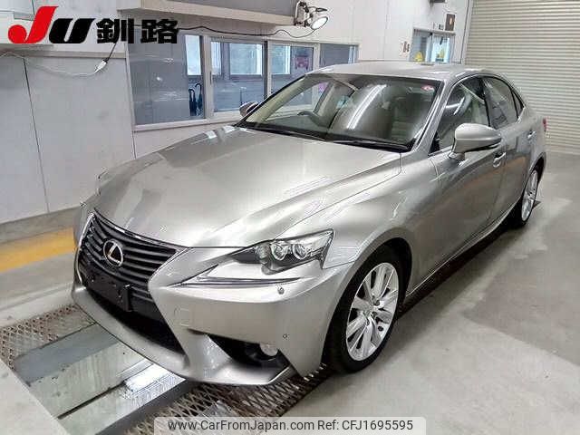 lexus is 2017 CFJ1695595 image 1