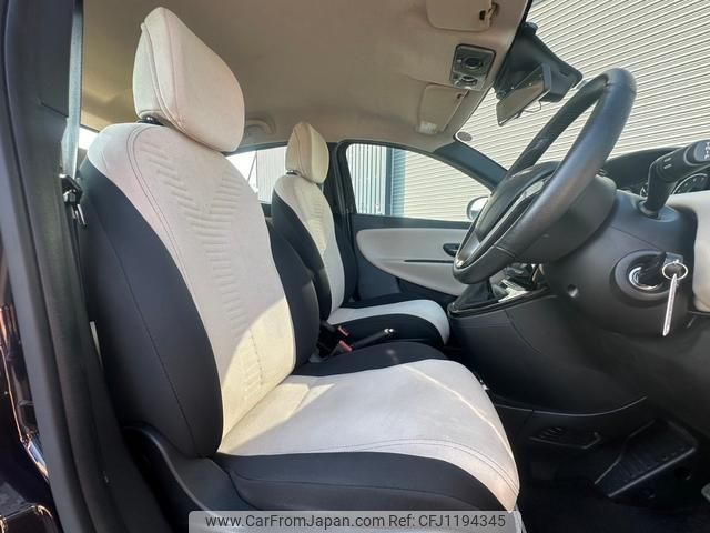 chrysler ypsilon 2014 quick_quick_84609_ZLA312000-05084541 image 2