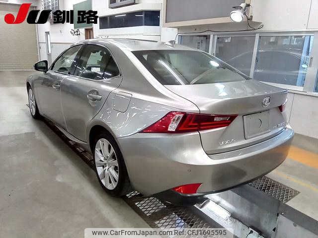 lexus is 2017 CFJ1695595 image 2