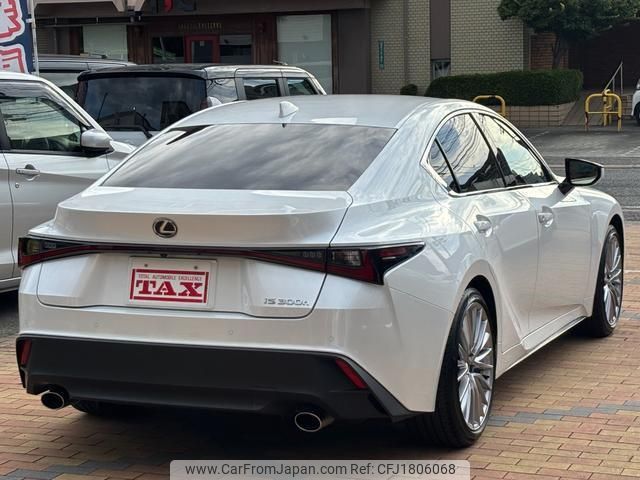 lexus is 2022 CFJ1806068 image 2