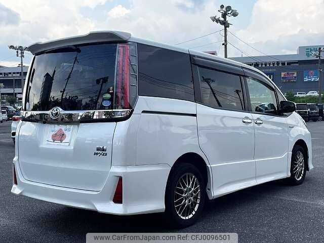 toyota noah 2018 504928-923312 image 2