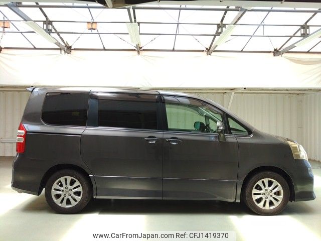 toyota noah 2013 ENHANCEAUTO_1_ea301820 image 2