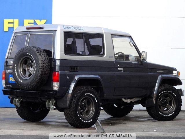 car_244ff674-b025-44a3-9cbe-