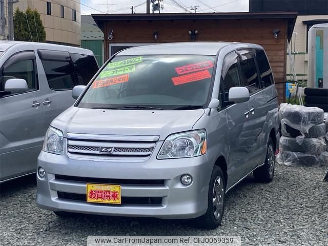 toyota noah 2006 GOO_JP_700090386230240509002 image 1