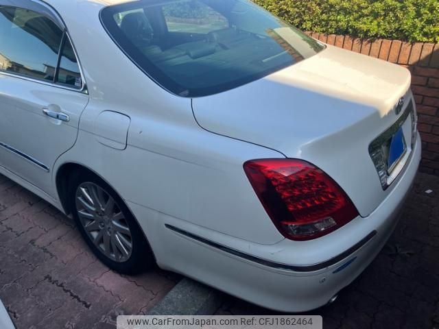 toyota crown-majesta 2004 CFJ1862464 image 2