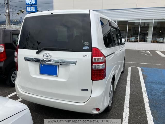 toyota noah 2012 CFJ1705083 image 2