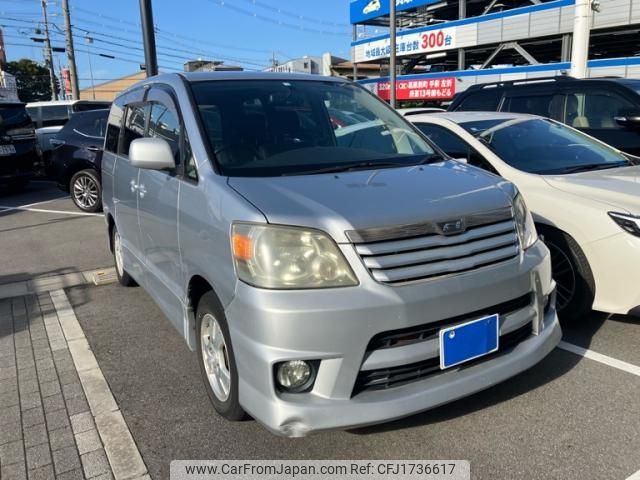 toyota noah 2002 CFJ1736617 image 1