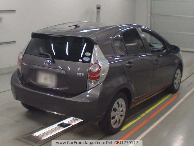 toyota aqua 2013 CFJ1779117 image 2