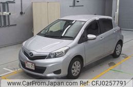 toyota vitz 2013 -TOYOTA--Vitz DBA-NSP130--NSP130-2135673---TOYOTA--Vitz DBA-NSP130--NSP130-2135673-