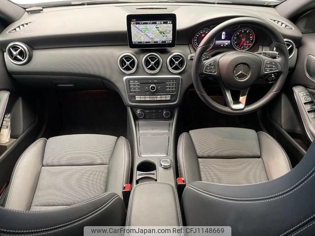 mercedes-benz a-class 2017 quick_quick_176042_WDD1760422V199608 image 2