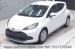 toyota aqua 2022 -TOYOTA--AQUA 6AA-MXPK11--MXPK11-2075050---TOYOTA--AQUA 6AA-MXPK11--MXPK11-2075050-