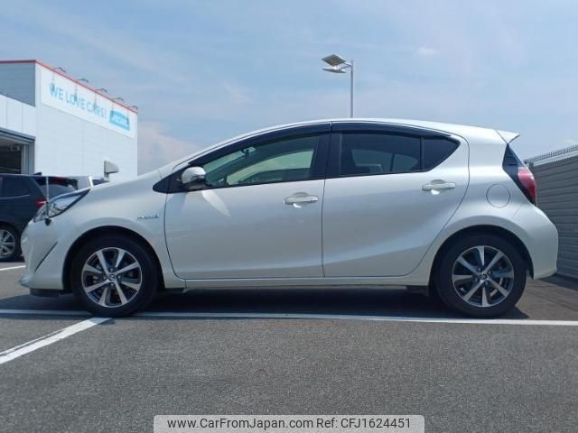 toyota aqua 2018 CFJ1624451 image 2