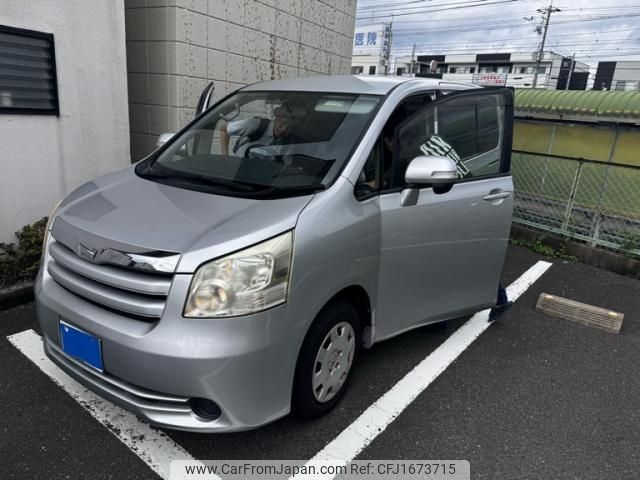 toyota noah 2009 CFJ1673715 image 1