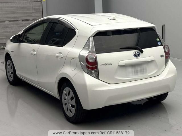 toyota aqua 2013 CFJ1588179 image 2
