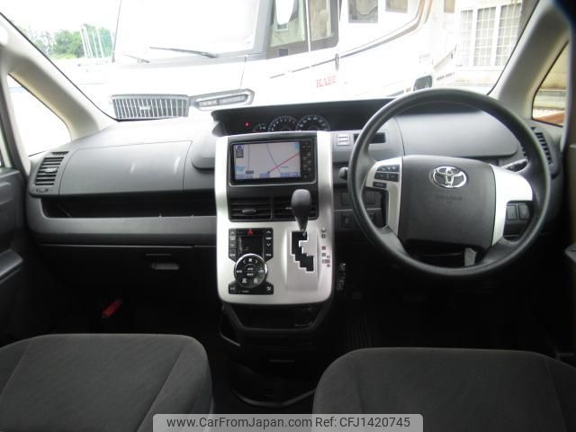 toyota voxy 2012 GOO_JP_700056043930250714004 image 2