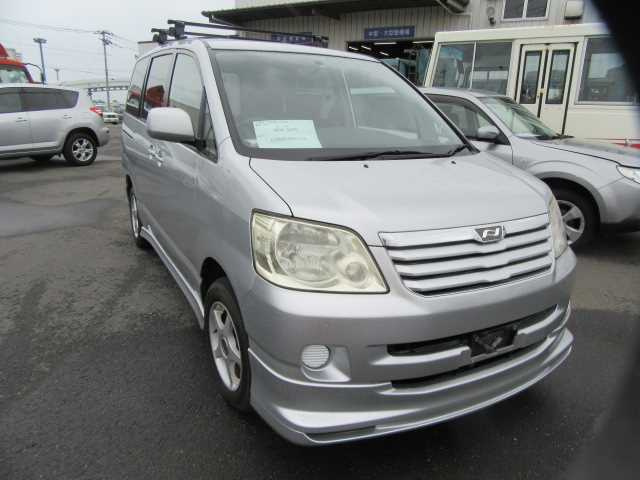 toyota noah 2004 160901133720 image 1