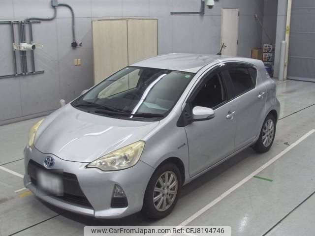 toyota aqua 2013 CFJ8194746 image 1