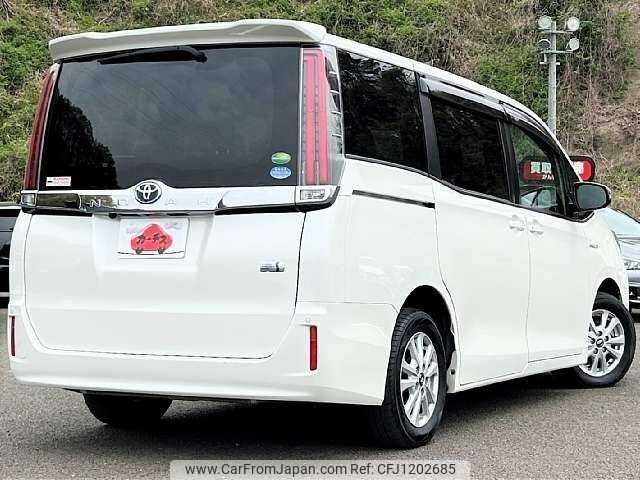 toyota noah 2018 504928-929779 image 2