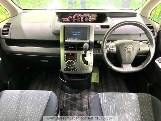 toyota voxy 2012 CFJ1573514 image 2
