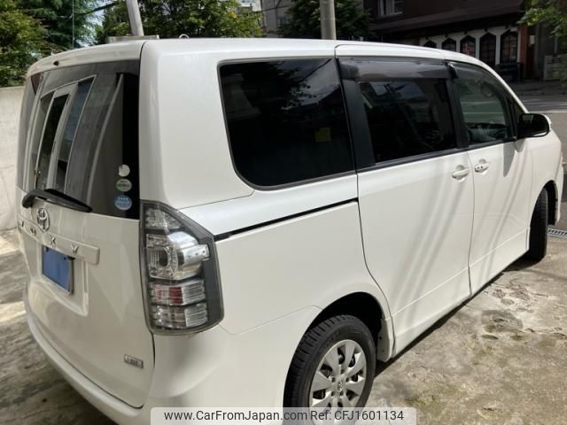 toyota voxy 2012 CFJ1601134 image 2